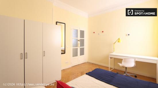 Amplia habitación en apartamento de 6 dormitorios en Salamanca - MADRID