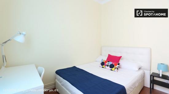 Habitación amueblada en apartamento de 6 dormitorios en Salamanca - MADRID