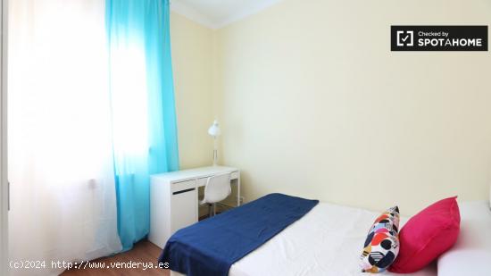 Habitación amueblada en apartamento de 6 dormitorios en Salamanca - MADRID