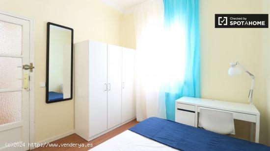 Habitación amueblada en apartamento de 6 dormitorios en Salamanca - MADRID