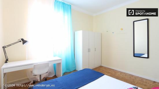 Amplia habitación en apartamento de 6 dormitorios en Salamanca - MADRID