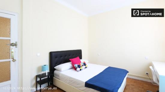 Amplia habitación en apartamento de 6 dormitorios en Salamanca - MADRID