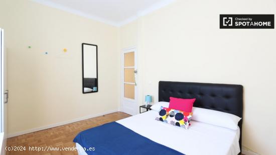 Amplia habitación en apartamento de 6 dormitorios en Salamanca - MADRID