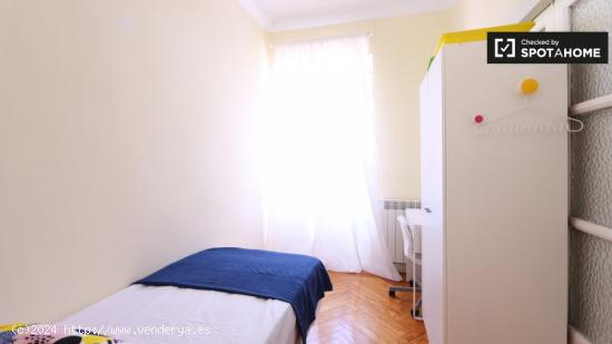 Habitación con balcón en apartamento de 6 dormitorios en Salamanca - MADRID