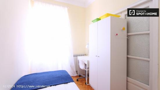 Habitación con balcón en apartamento de 6 dormitorios en Salamanca - MADRID