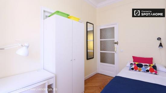 Habitación con balcón en apartamento de 6 dormitorios en Salamanca - MADRID