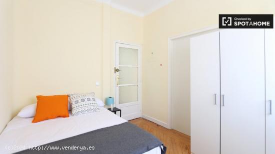 Habitación luminosa en apartamento de 6 dormitorios en Salamanca - MADRID