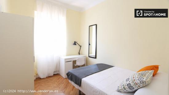 Habitación luminosa en apartamento de 6 dormitorios en Salamanca - MADRID