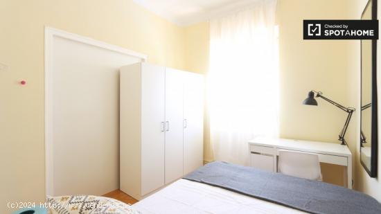 Habitación luminosa en apartamento de 6 dormitorios en Salamanca - MADRID