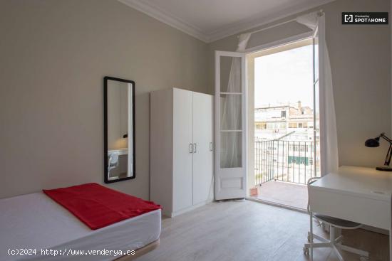 Habitación con balcón en un apartamento de 6 dormitorios, L'Eixample Esquerra - BARCELONA