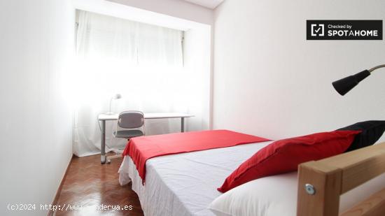 Acogedora y luminosa habitación en alquiler en un apartamento de 8 dormitorios en Plaza de Castilla