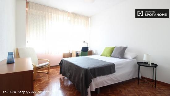 Habitación con cómoda en alquiler en apartamento de 8 dormitorios en Plaza de Castilla - MADRID