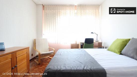 Habitación con cómoda en alquiler en apartamento de 8 dormitorios en Plaza de Castilla - MADRID