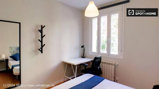 Habitación luminosa en alquiler en apartamento de 6 dormitorios en Retiro - MADRID