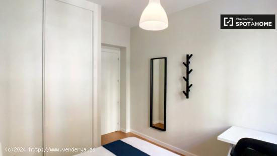 Habitación luminosa en alquiler en apartamento de 6 dormitorios en Retiro - MADRID