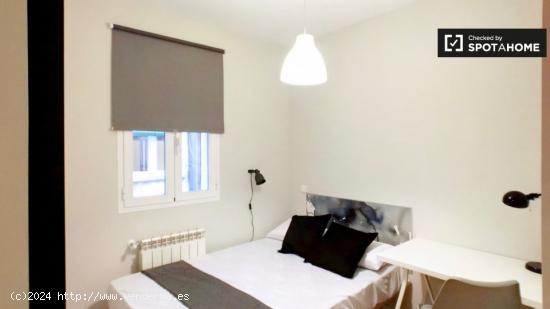 Amplia habitación en alquiler en apartamento de 6 dormitorios en Retiro - MADRID