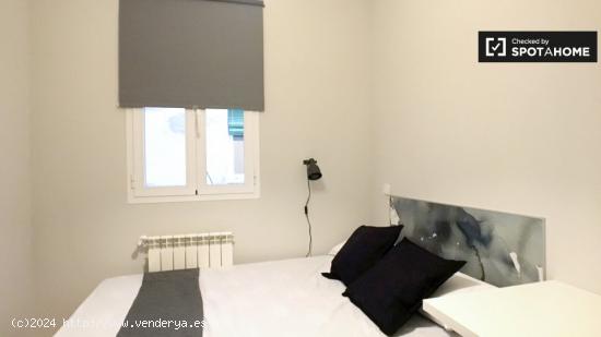 Amplia habitación en alquiler en apartamento de 6 dormitorios en Retiro - MADRID