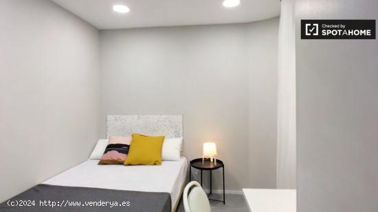 Elegante habitación en alquiler en precioso apartamento de 5 dormitorios en Ríos Rosas / Cuatro Ca