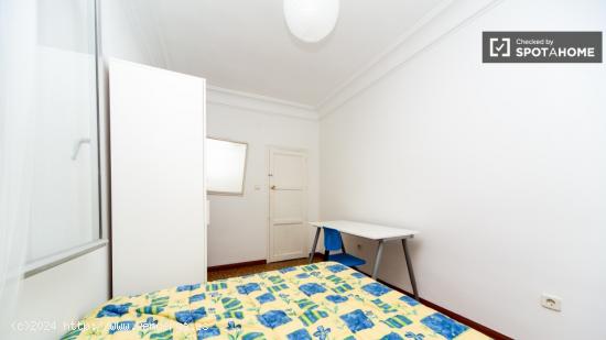 Gran habitación con llave independiente en apartamento de 5 dormitorios, Embajadores - MADRID