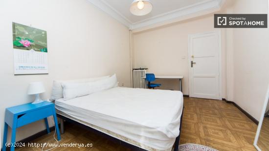 Gran habitación con balcón en un apartamento de 5 dormitorios, Embajadores - MADRID