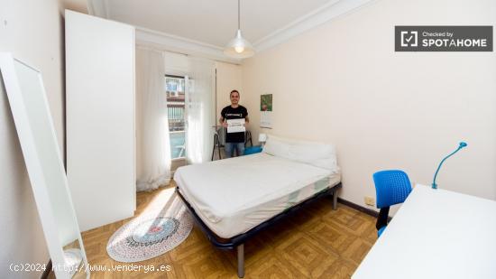 Gran habitación con balcón en un apartamento de 5 dormitorios, Embajadores - MADRID