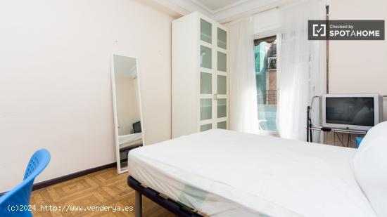 Gran habitación con balcón en un apartamento de 5 dormitorios, Embajadores - MADRID