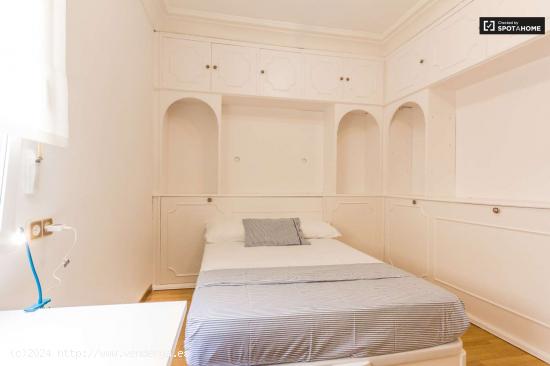 Habitación acogedora con estantería en un apartamento de 5 dormitorios, Ríos Rosas - MADRID