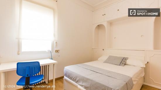 Habitación acogedora con estantería en un apartamento de 5 dormitorios, Ríos Rosas - MADRID