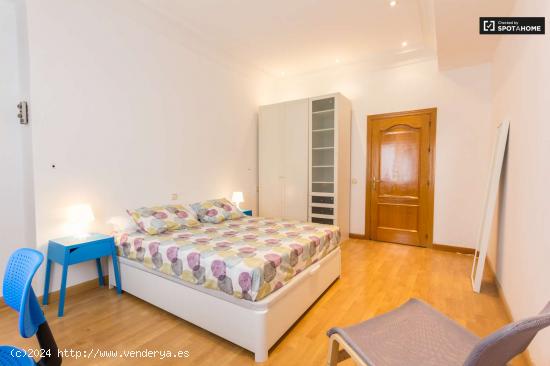 Enorme habitación con escritorio en un apartamento de 5 habitaciones, Ríos Rosas - MADRID