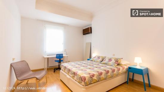 Enorme habitación con escritorio en un apartamento de 5 habitaciones, Ríos Rosas - MADRID