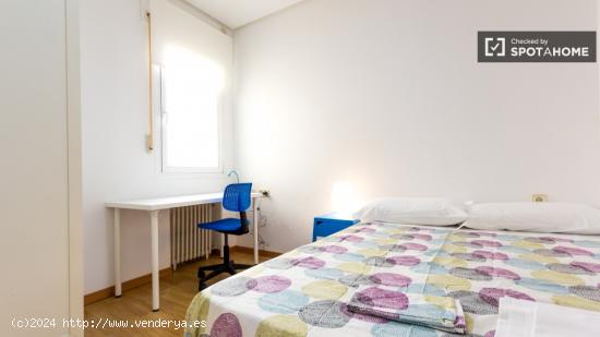 Enorme habitación con escritorio en un apartamento de 5 habitaciones, Ríos Rosas - MADRID