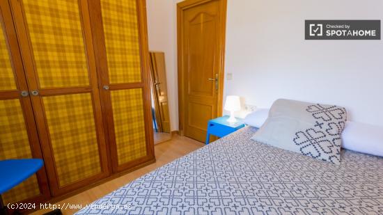 Gran habitación con llave independiente en apartamento de 5 dormitorios, Ríos Rosas - MADRID