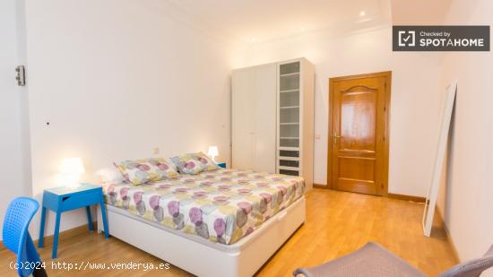 Gran habitación con llave independiente en apartamento de 5 dormitorios, Ríos Rosas - MADRID