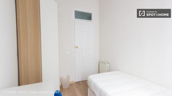 Acogedora habitación con calefacción en un apartamento de 8 dormitorios, Puerta del Sol - MADRID