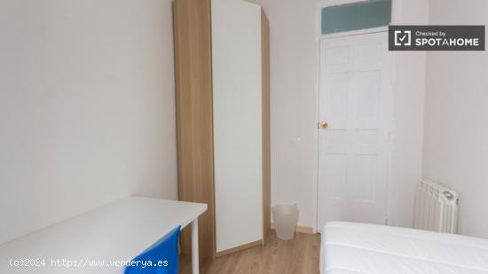 Acogedora habitación con calefacción en un apartamento de 8 dormitorios, Puerta del Sol - MADRID