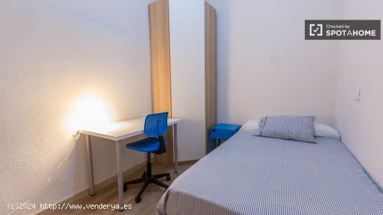 Acogedora habitación con calefacción en un apartamento de 8 dormitorios, Puerta del Sol - MADRID