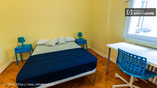 Habitación acogedora con llave independiente en apartamento de 5 dormitorios, Salamanca - MADRID