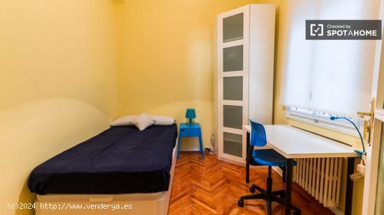 Habitación acogedora con llave independiente en apartamento de 5 dormitorios, Salamanca - MADRID