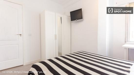 Acogedora habitación con llave independiente en piso compartido, Cuatro Caminos. - MADRID