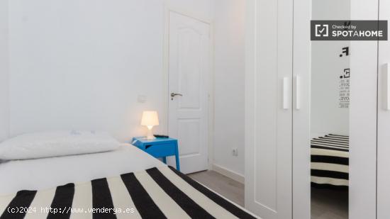 Habitación amueblada con tv en piso compartido, cuatro caminos. - MADRID