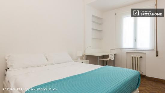 Amplia habitación con calefacción en piso compartido, Nueva España - MADRID