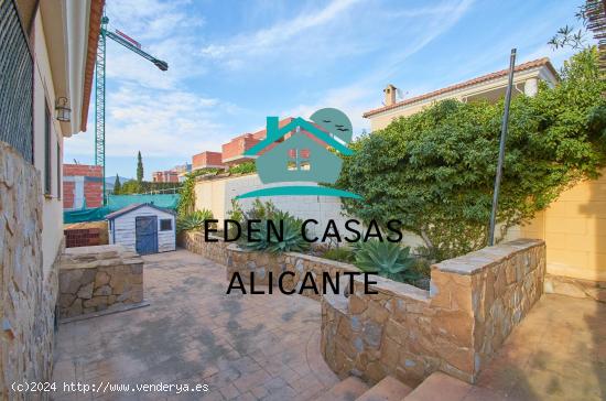 Chalet adosado con 4 dormitorios, 2 plantas con parcela privada en Valle Dorado - ALICANTE