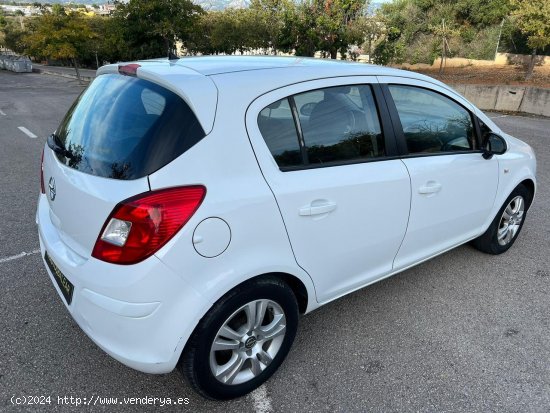 Opel Corsa 1.2 - 