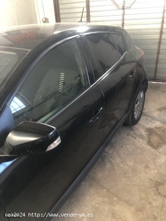 Renault Megane Autentiq de 2011 con 280.000 Km por 3.500 EUR. en Jaen