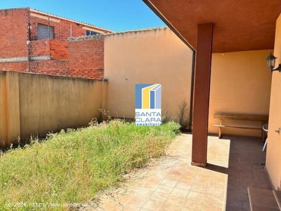 CASA EN VENTA CON 3 DORMITORIOS, 2 BAÑOS, ASEO, PATIO Y GARAJE EN BENEGILES, ZAMORA. - ZAMORA