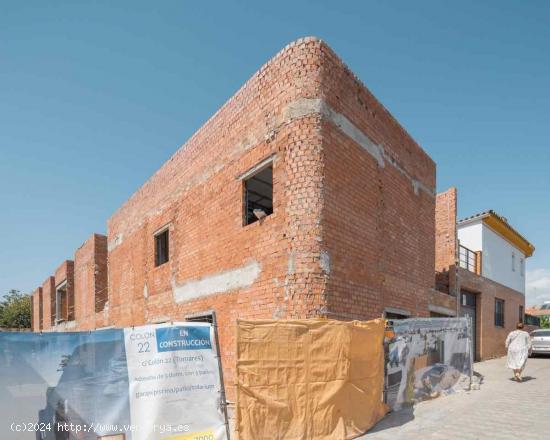  Preciosa casa adosadas de diseño de 3 dormitorios, con solárium y piscina privada, - SEVILLA 