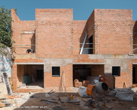 Preciosa casa adosadas de diseño de 3 dormitorios, con solárium y piscina privada, - SEVILLA