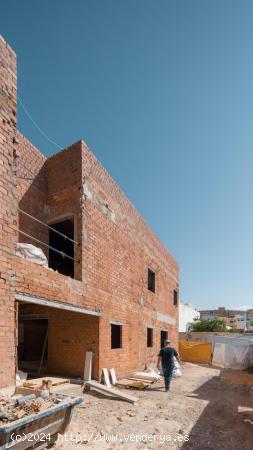 Preciosa casa adosadas de diseño de 3 dormitorios, con solárium y piscina privada, - SEVILLA