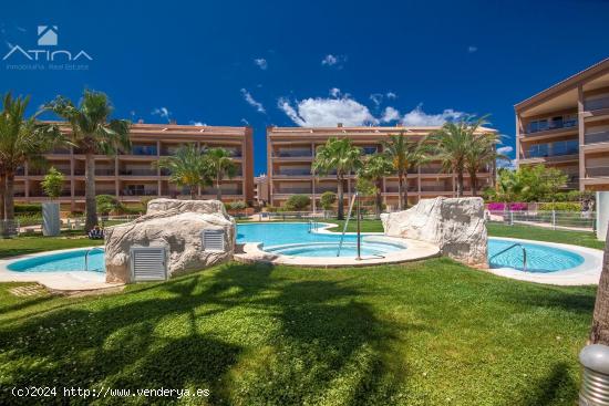 Apartamento en planta baja con acceso directo al  jardín y piscina , en la Playa del Arenal, Javea.