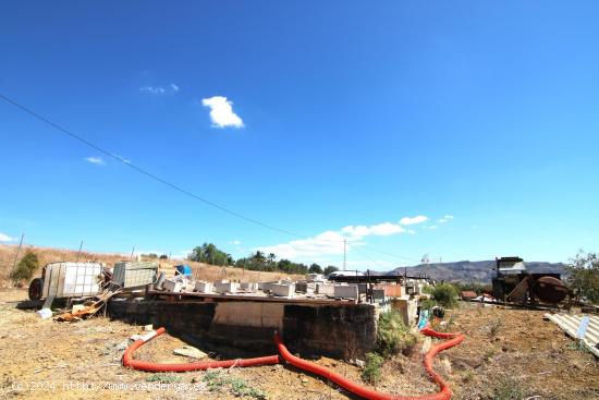 Espectacular parcela rústica de 18.666 metros cuadrados, con una construccion. - MALAGA